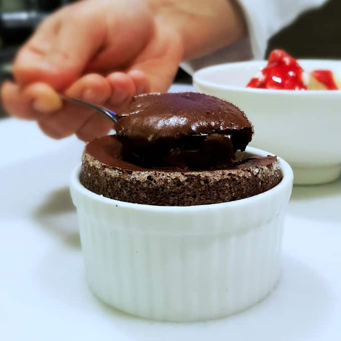 cikolatali-sufle-visne-sos-ve-dondurma.jpg