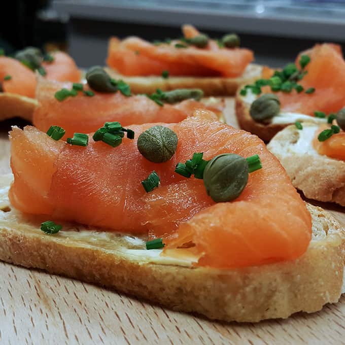 somon-fume-ve-krem-peynirli-crostini.jpg